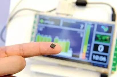 對于分米級、厘米級的優(yōu)異定位服務(wù)會是什么樣的體驗(yàn)這個(gè)問題，冉承其舉例說：“如果用這個(gè)高精度應(yīng)用服務(wù)約車，我們就不需要靠電話來喊最后一百米、最后十米，這個(gè)車可以直接開到你的腳底下。高精度應(yīng)用一定是北斗的特色服務(wù)，會帶動整個(gè)位置服務(wù)產(chǎn)業(yè)的革命性變化。”